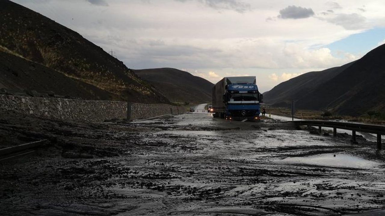 Erzincan-Sivas karayolunda heyelan: Ulaşıma kapandı