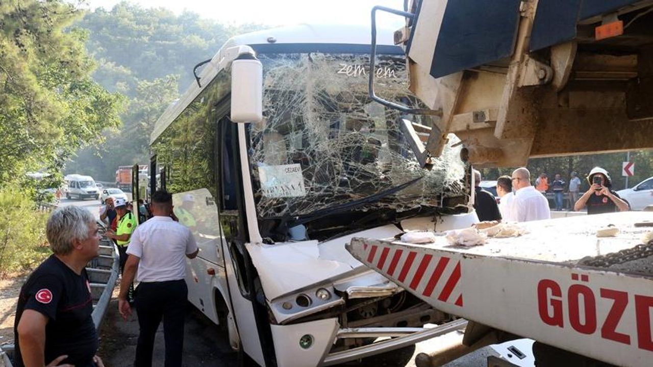 Antalya’da midibüs, araca çarptı: 4’ü ağır, 27 yaralı