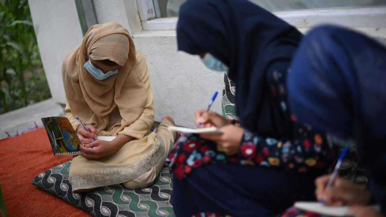 Afganistan'ın saklı okulları: Kız çocukları Taliban'dan gizli eğitim almaya çalışıyor