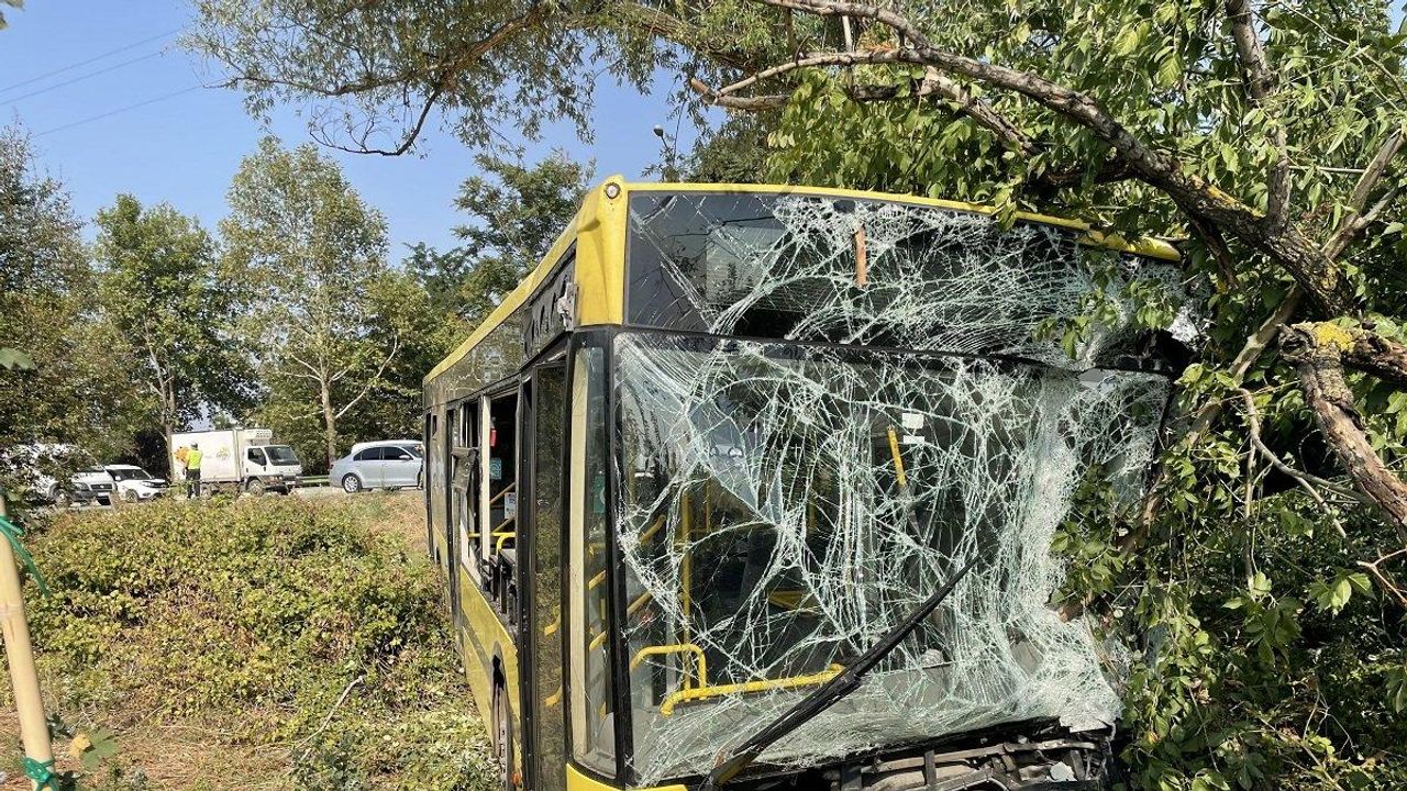 Belediye otobüsü şarampole devrildi! 21 yolcu yaralandı
