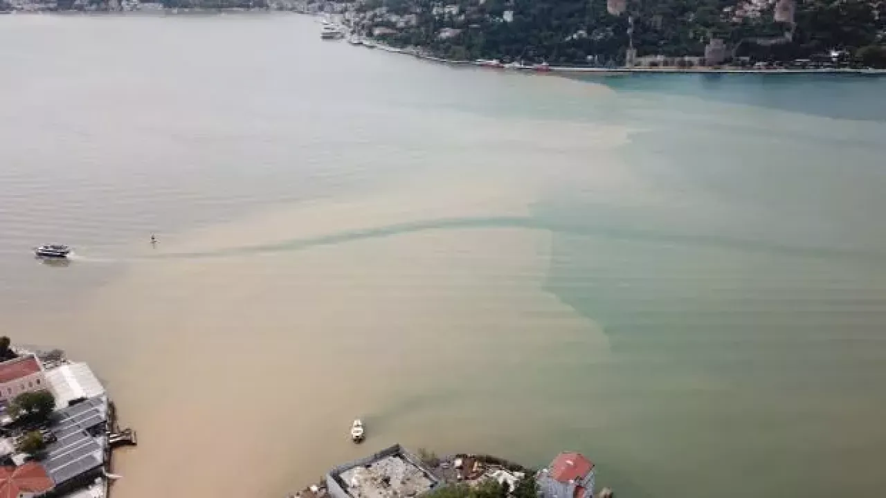 İstanbul'da etkili olan yağış Boğazı çamura buladı