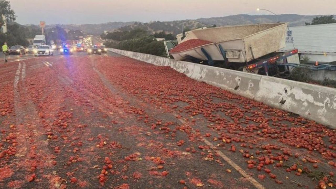 Tır'dan yola dökülen domatesler zincirleme kazaya sebebiyet verdi