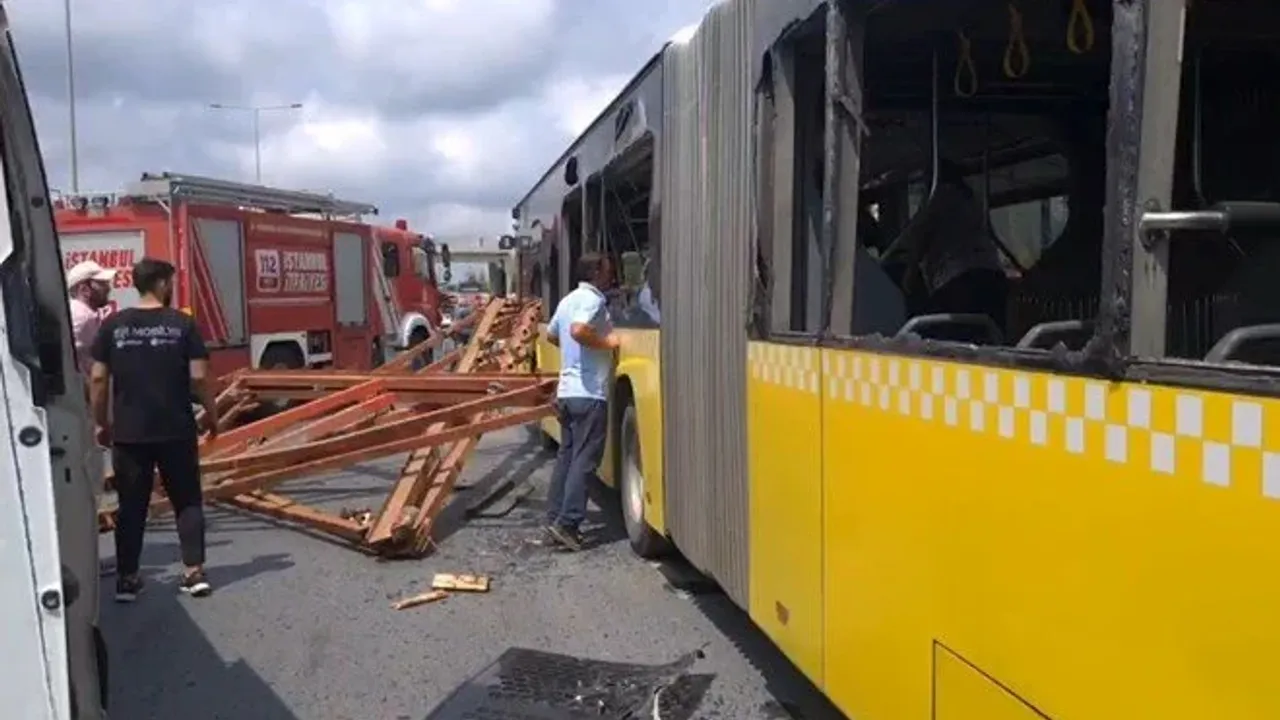 İstanbul'da korkunç kaza: Kamyonetteki demirler İETT otobüsünün üstüne düştü