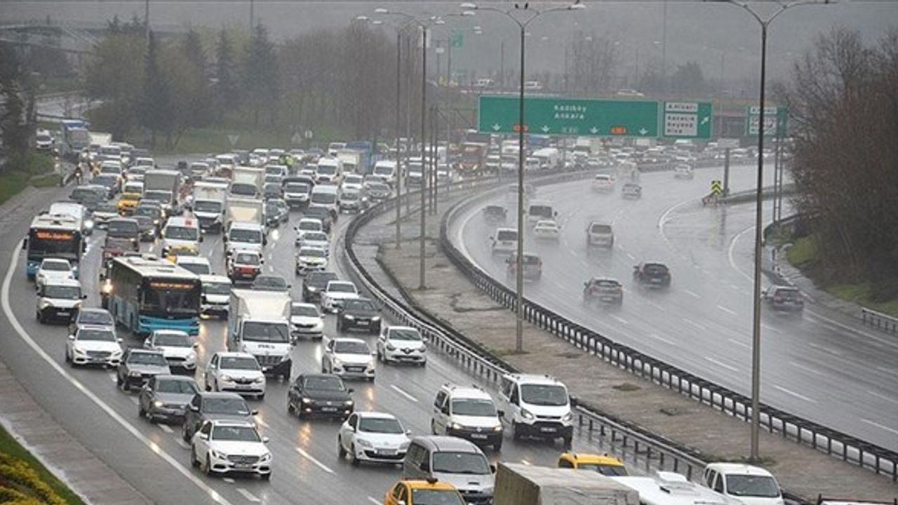 İstanbul'daki yoğun yağış trafikte zor anlar yaşattı