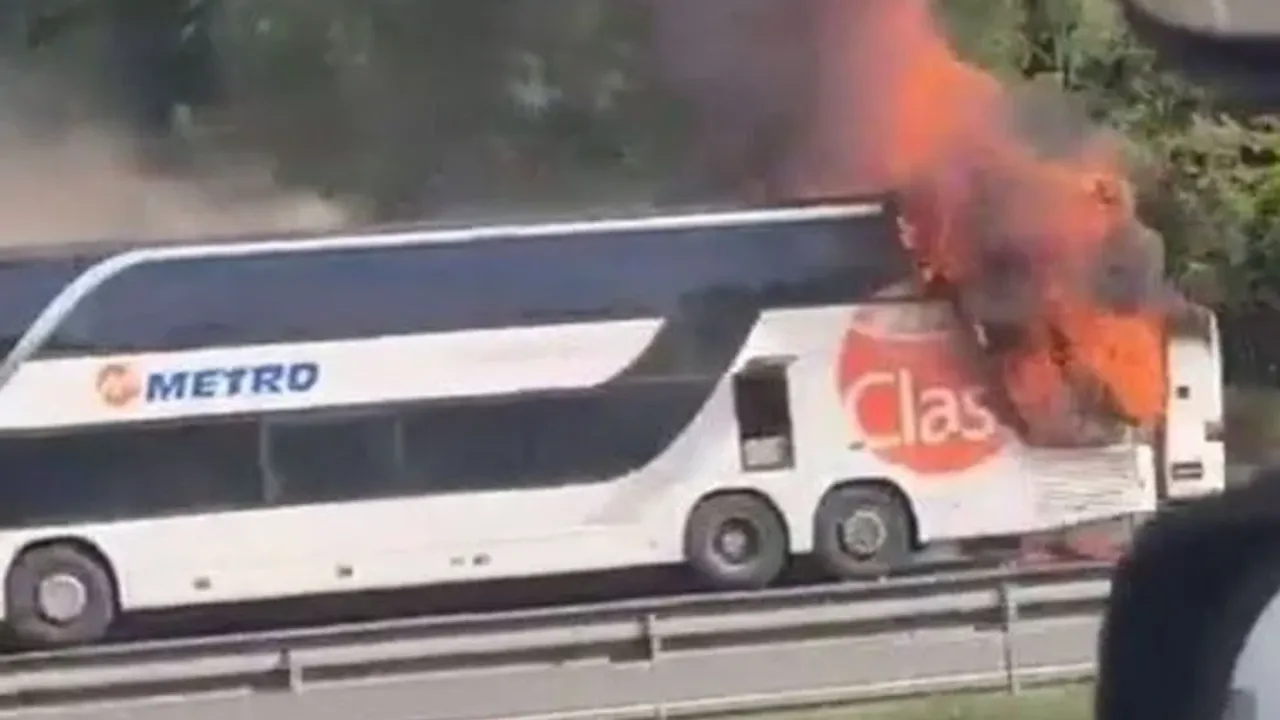 Sakarya'da yolcu otobüsü alev alev yandı! 74 kişi ölümden döndü