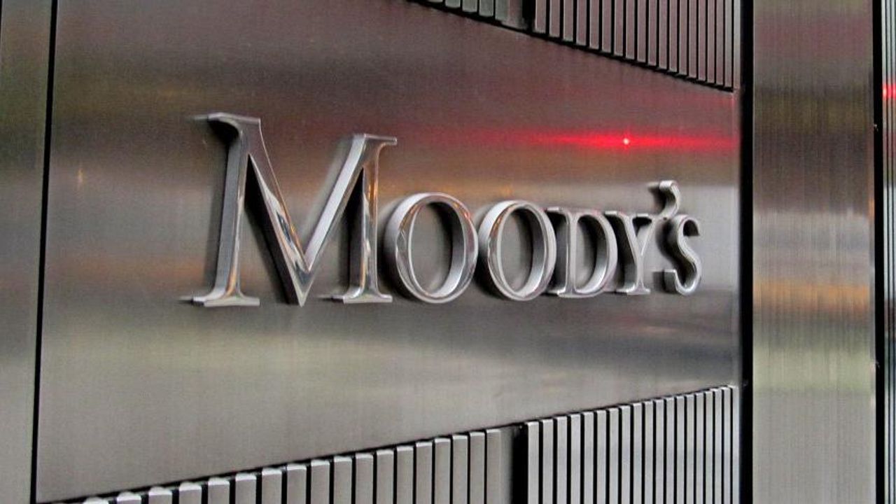 Moody’s, Türkiye’nin kredi notunu negatiften durağana çevirdi