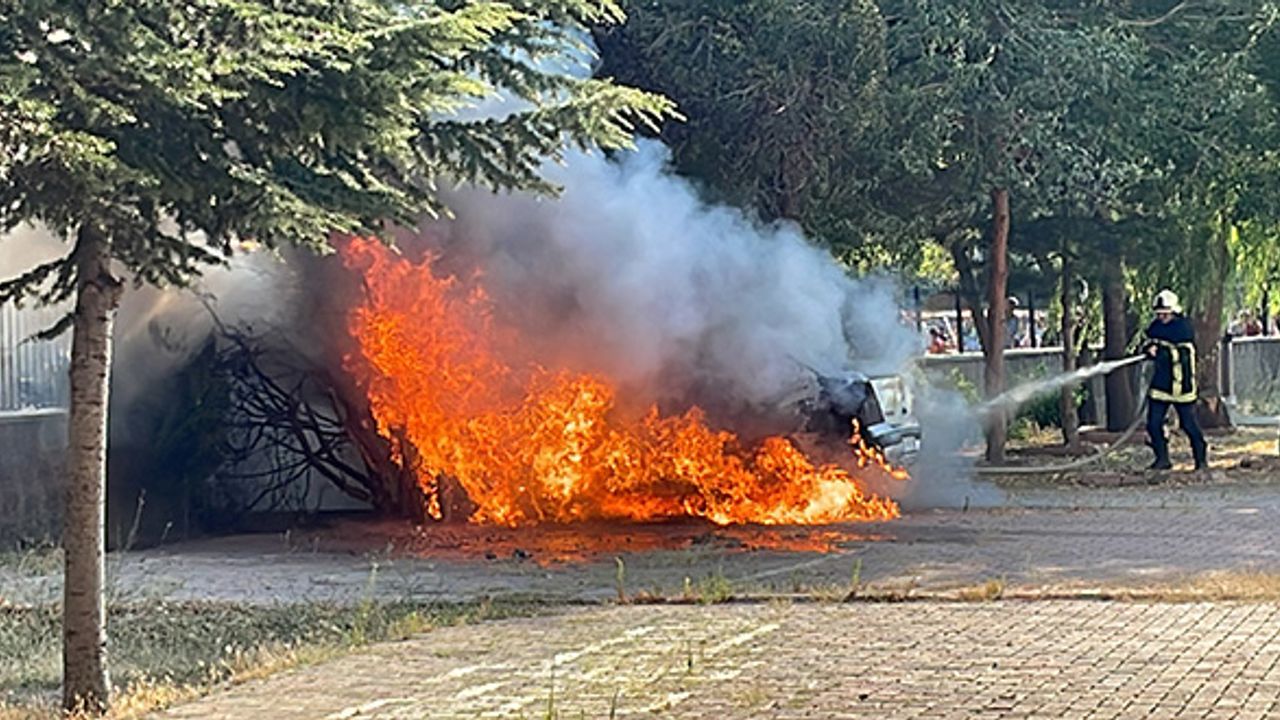 Müdür yardımcısına ait otomobil okulun bahçesinde yandı