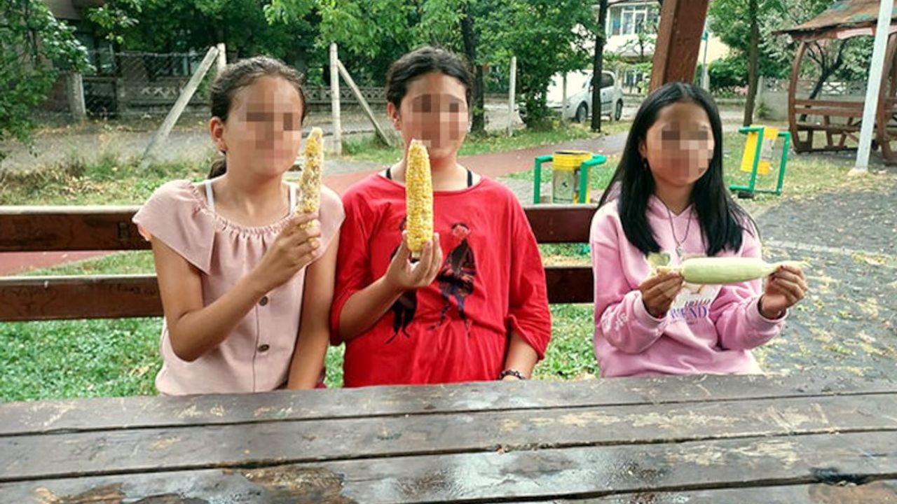 Bahçeden aldıkları 3 adet mısır için çocukları tekme tokat darp etti