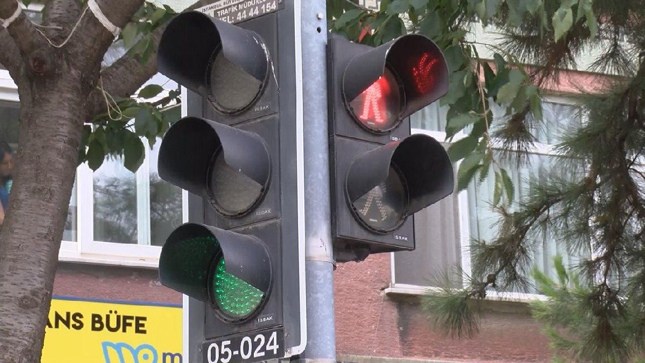 İstanbul'da ilginç trafik lambası: Yayalara kırmızı araçlara hep yeşil yanıyor