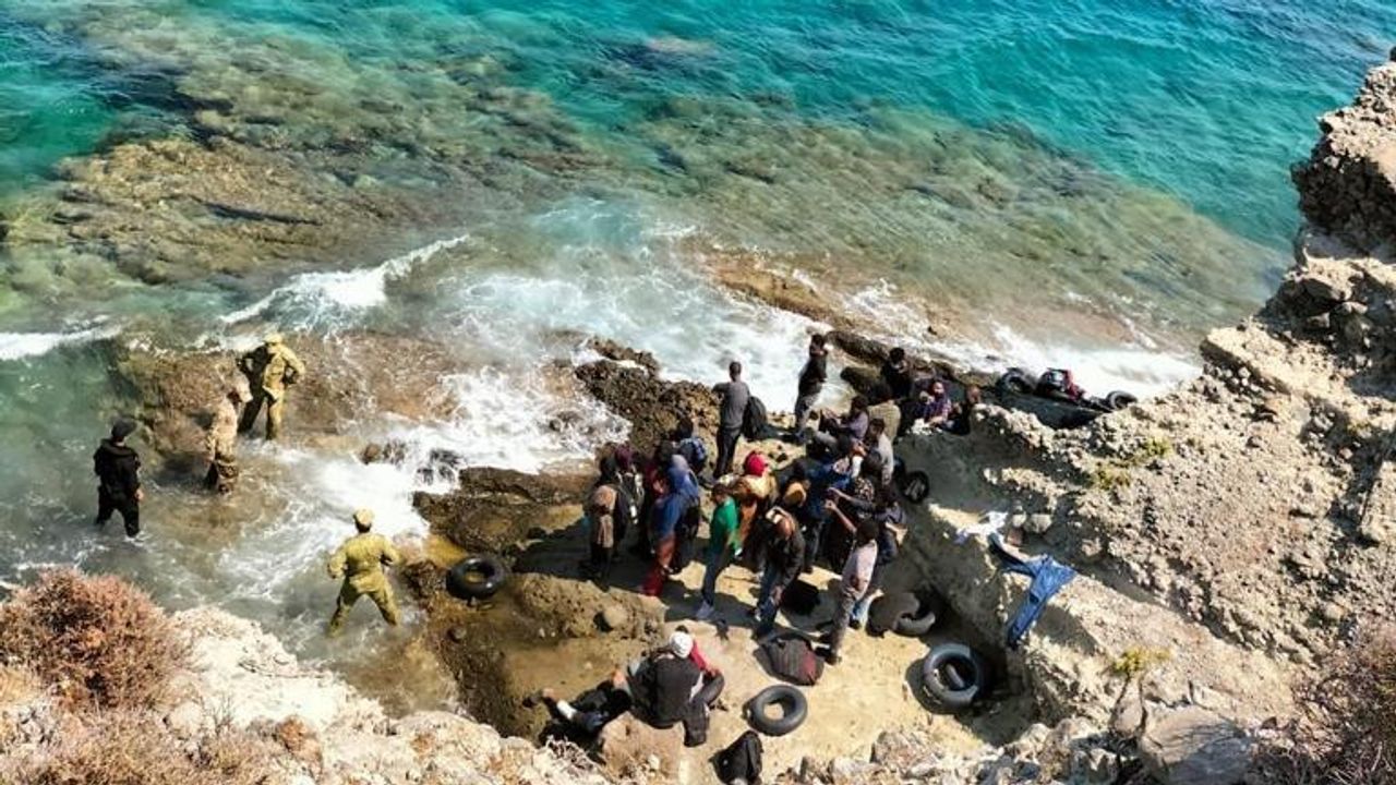 MSB duyurdu! İzmir'de kıyıya vuran 47 göçmen kurtarıldı