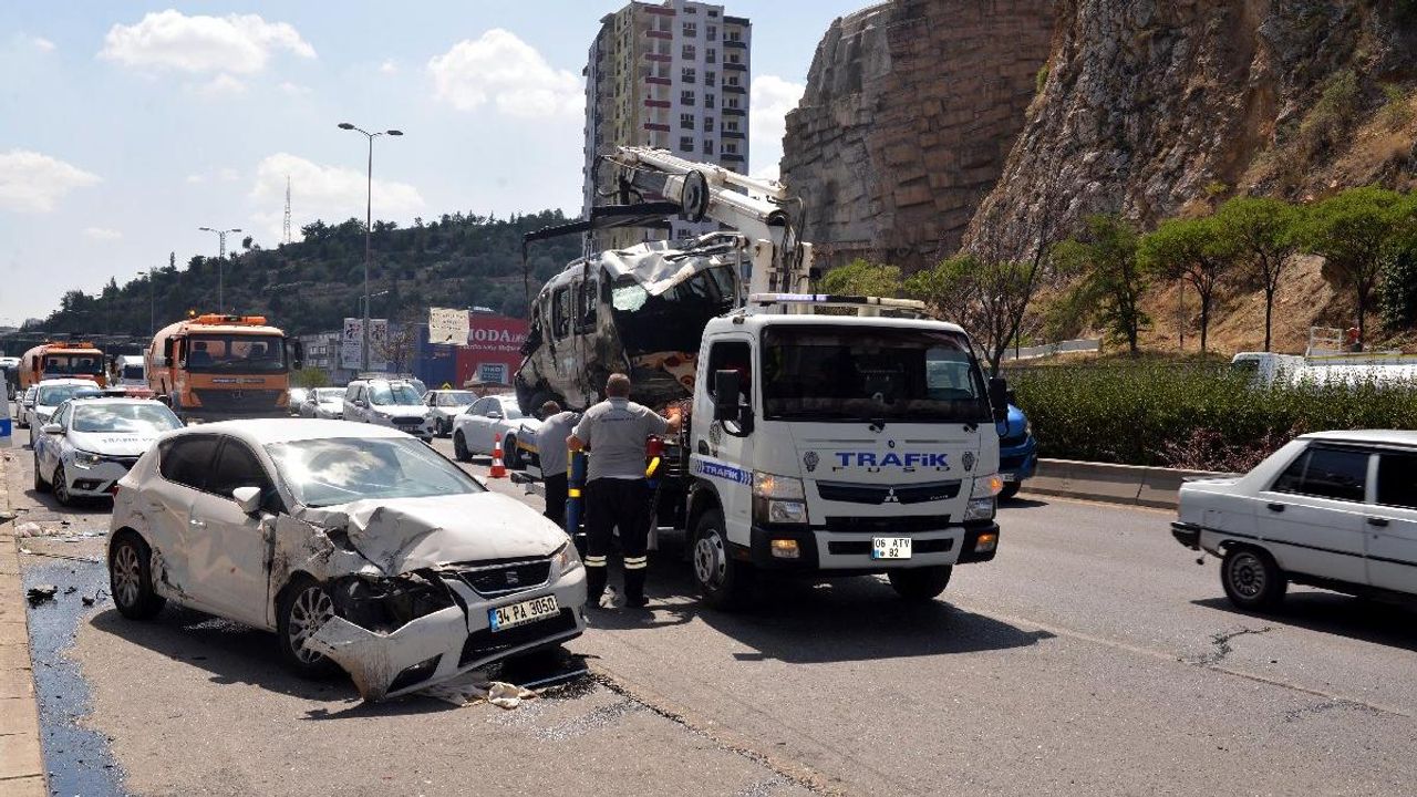 Ankara’da 2 araca otomobille çarpıp kaçtı: 1 ölü, 4 yaralı