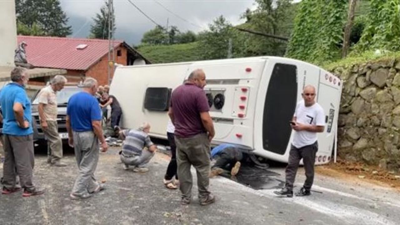 Rize'de tur otobüsü devrildi: 25 yaralı