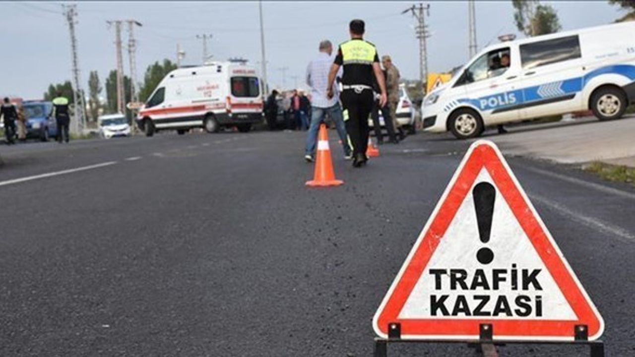 Ümraniye'de 9 aracın karıştığı zincirleme trafik kazasında 2 kişi yaralandı