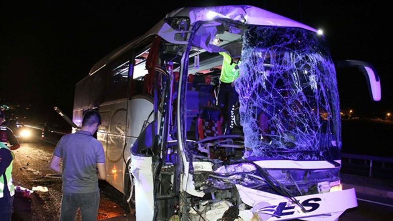 Uşak'ta korkunç kaza! 1 kişi hayatını kaybetti 43 kişi yaralandı