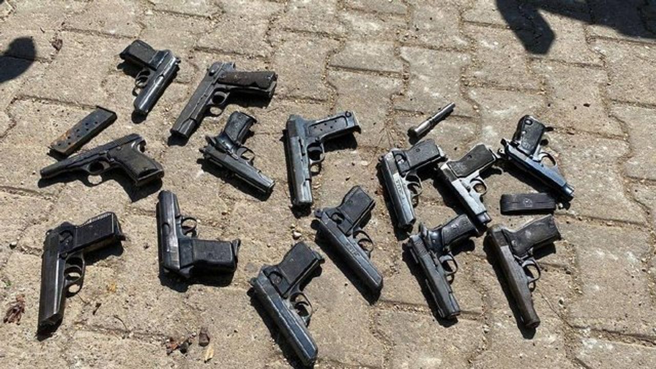 Gaziantep'te yapılan aramada 14 tabanca ve çok sayıda şarjör ele geçirildi