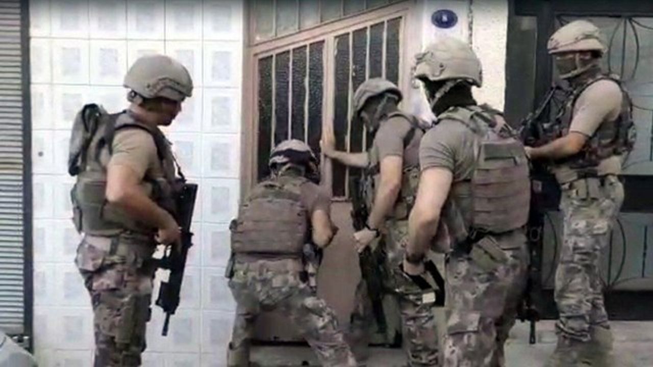 İzmir'de uyuşturucu operasyonunda 29 kişi gözaltına alındı