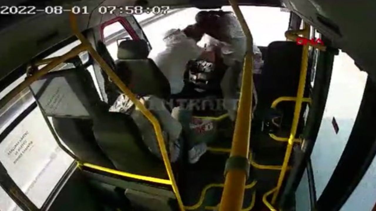 Hareket halindeki otobüsün şoförüne yumruk attı