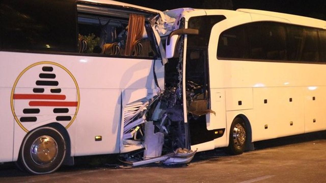 Alanya’da tur otobüsü yolcu otobüsüne çarptı