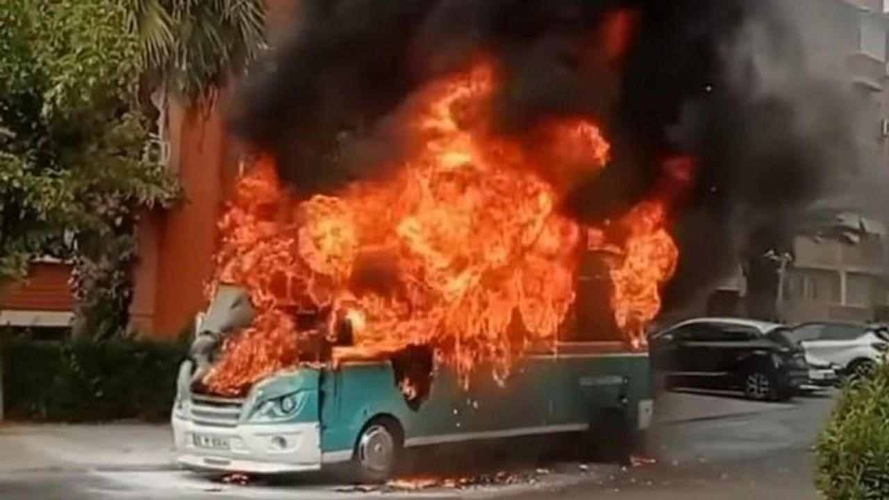 İzmir'de seyir halindeki yolcu otobüsü alev aldı