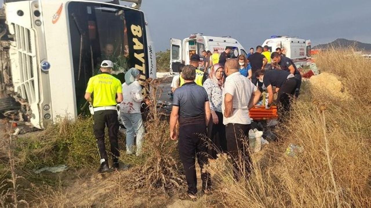 Düğün ekibini taşıyan minibüs kaza yaptı! 3'ü ağır 17 kişi yaralandı