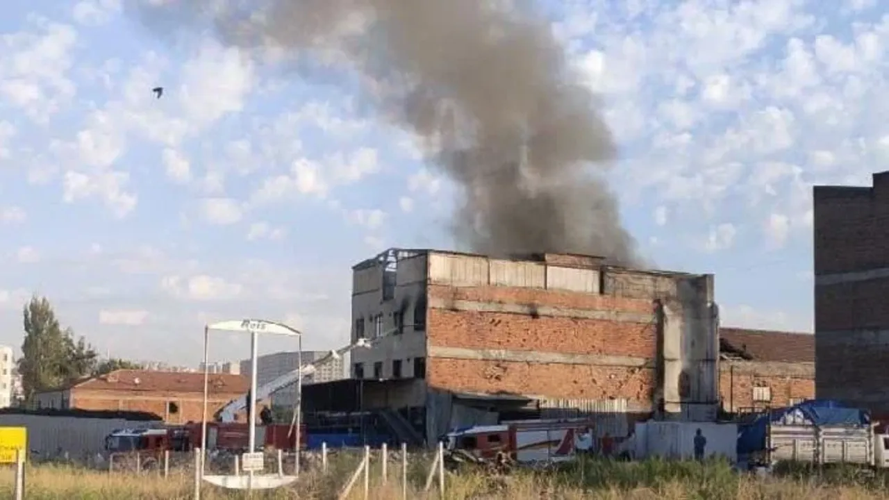 Ankara'da atık kağıt deposu alev alev yandı