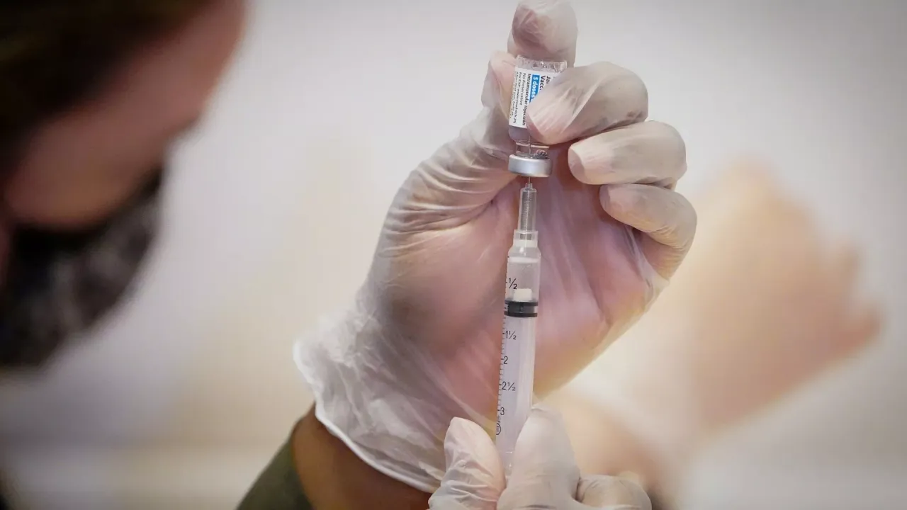 ABD'den yeni varyantlara göre güncellenen BioNTech aşısına onay verildi