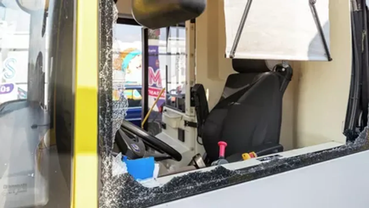 Otobüsü kaçırıp şoföre sinirlendi! Belediye otobüsünün camını kırdı
