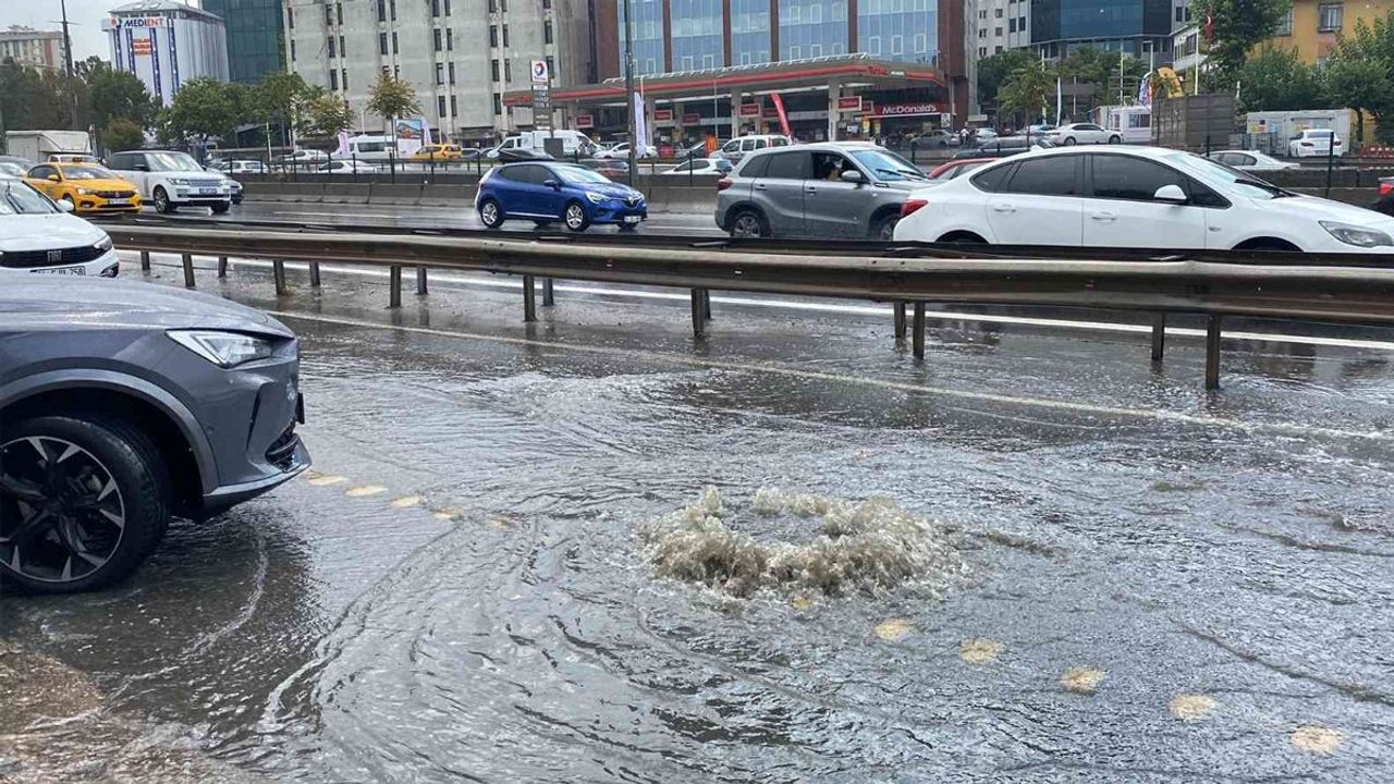 İstanbul'da sağanak yağış sonucu yollar su altında kaldı