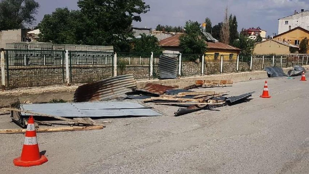 Sivas'ta kuvvetli rüzgar maddi hasarlara yol açtı