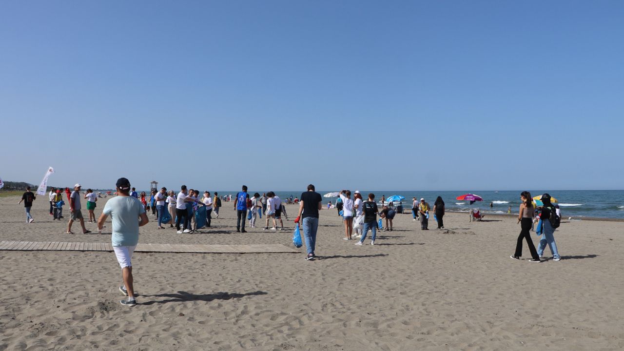 "Dünya Temizlik Günü" dolayısıyla gönüllüler tarafından Samsun plajlarında çevre temizliği yapıldı.