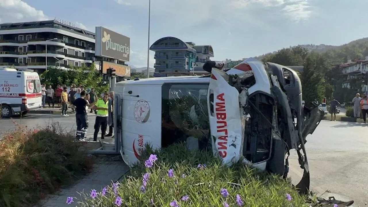 Antalya'da ambulans kaza yaptı: 8 kişi yaralandı