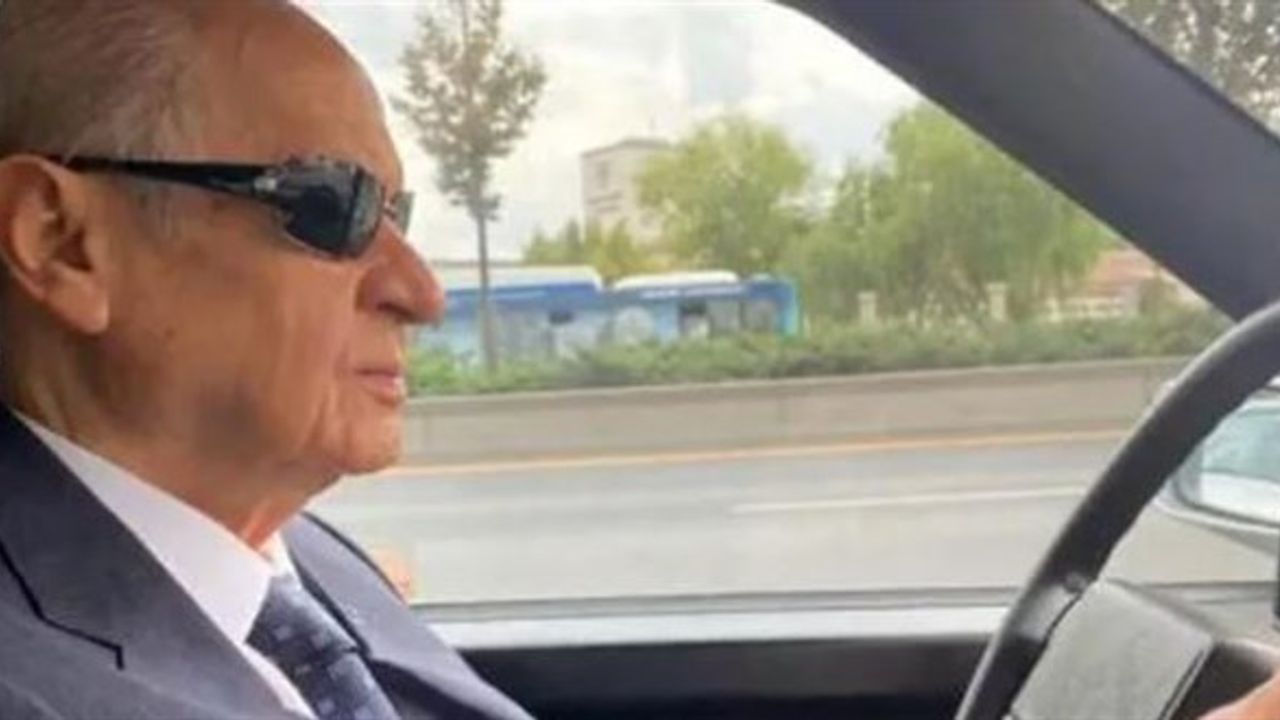 MHP Lideri Bahçeli klasik otomobiliyle Ankara turuna çıktı
