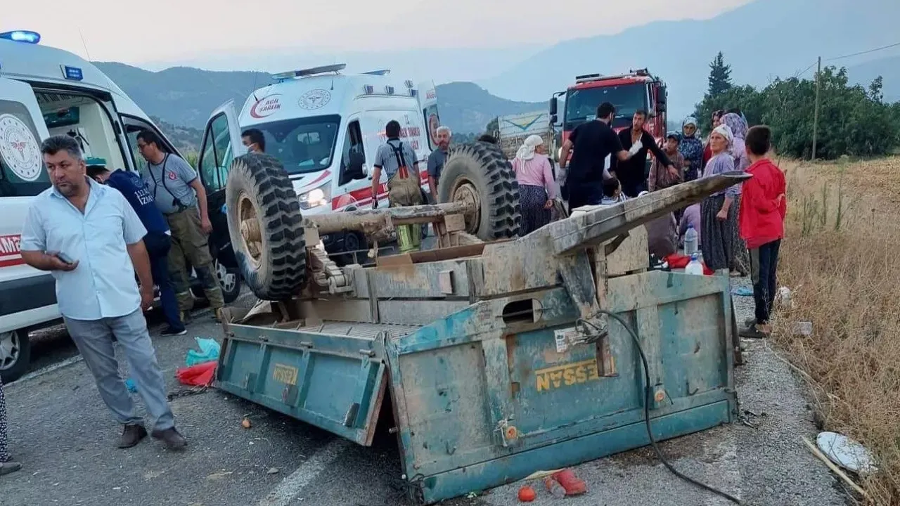 İzmir'de tarım işçilerini taşıtan traktör kaza yaptı! Çok sayıda yaralı var