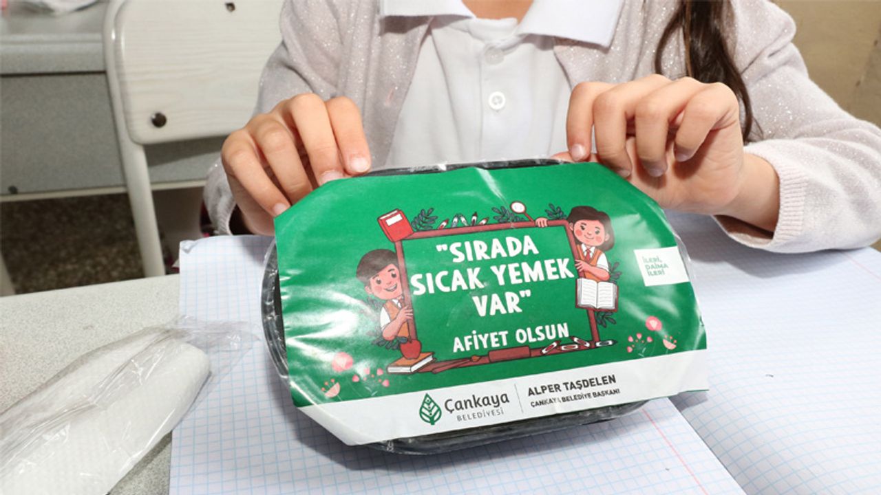 Çankaya Belediyesi, her gün 3 bin ilkokul öğrencisine ücretsiz öğle yemeği dağıtımına başladığını duyurdu