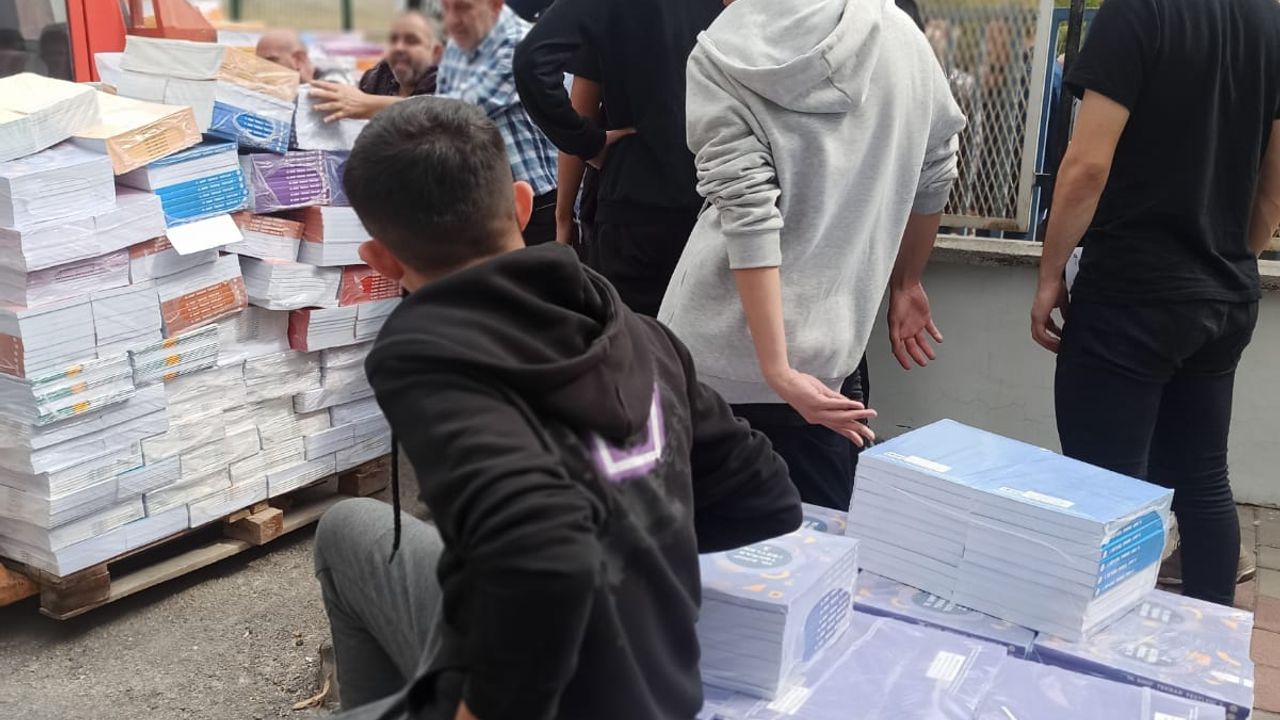 Ankara’da idareci, öğretmen ve öğrenciler kitapları kendi imkanlarıyla taşıyor. Dağıtım ihalesini alanlar ortada yok