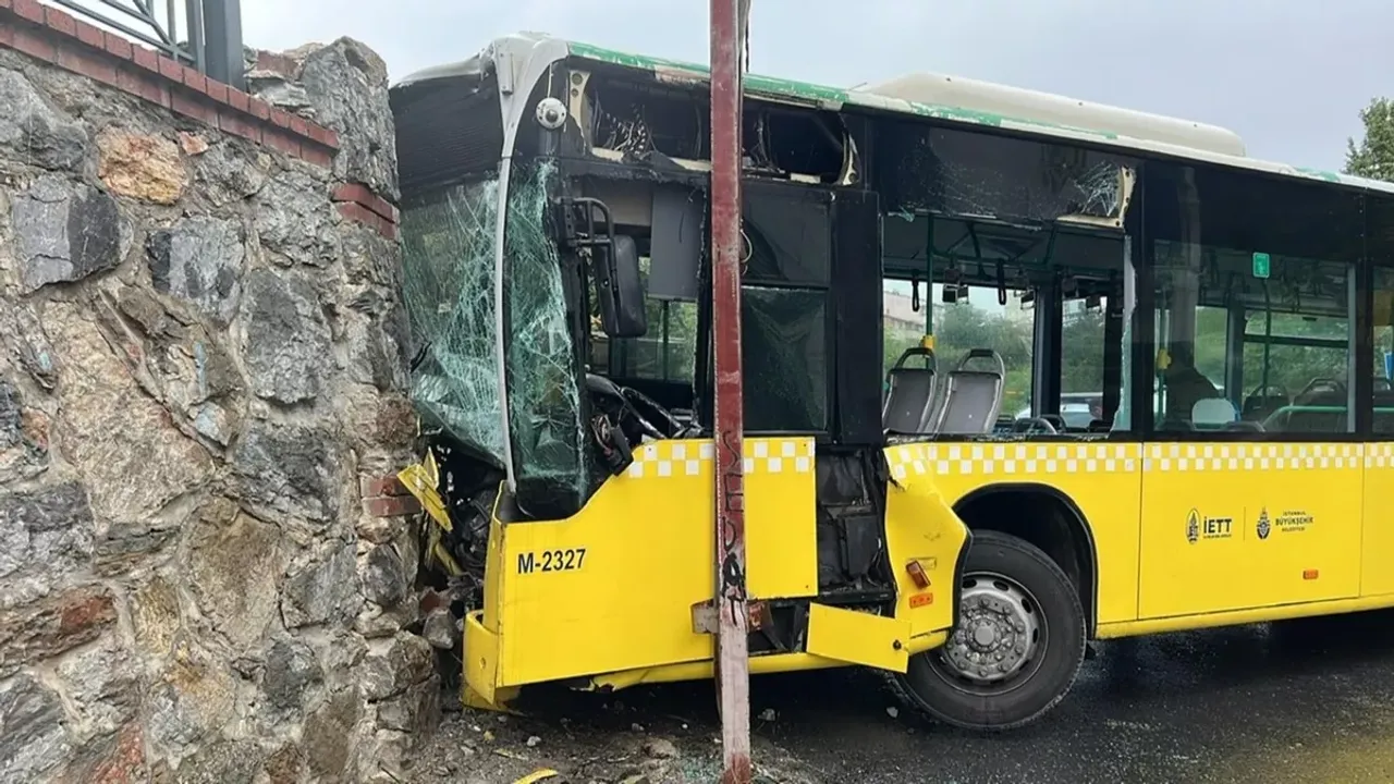 İETT otobüsü duvara çarptı: 2 kişi yaralandı