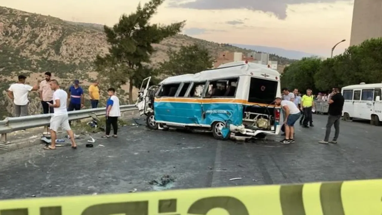 Servis aracı, minibüsten inen yolcuların arasına daldı: 2 kişi hayatını kaybetti