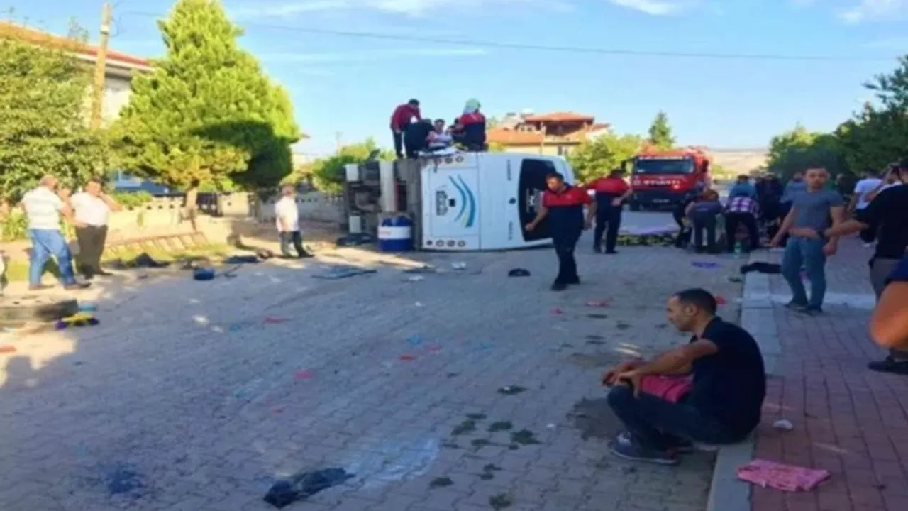 Denizli'de korkunç kaza! TIR işçileri taşıyan araca çarptı: 2'si ağır 17 kişi yaralandı