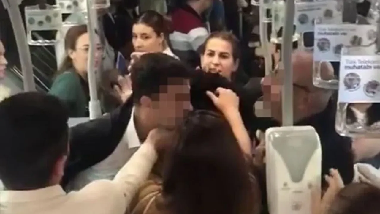 Metrobüste boş koltuğa oturmak isteyen iki kişi arasında kavga çıktı