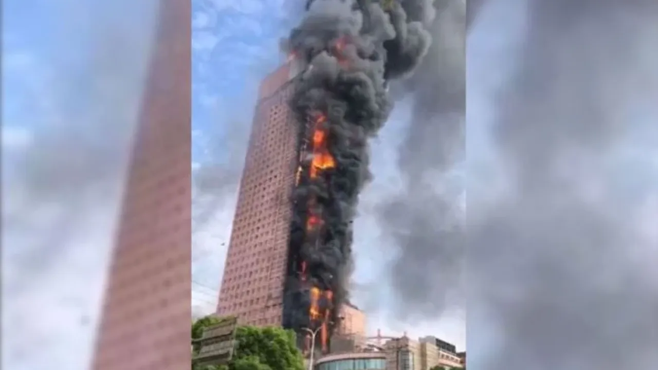 Çin'de korkunç yangın! 200 metrelik bina alev alev yandı