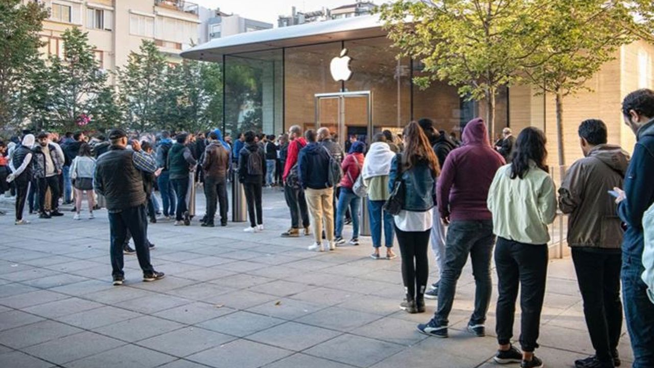 iPhone 14 serisi Türkiye'de satışa sunuldu! Mağazaların önünde uzun kuyruklar oluştu! Fiyatlar ise dudak uçuklattı