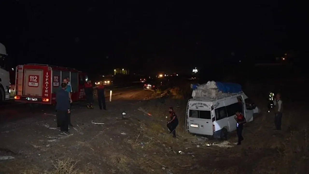 Şanlıurfa’da tarım işçilerini taşıyan minibüs ile otomobil çarpıştı: 16 yaralı