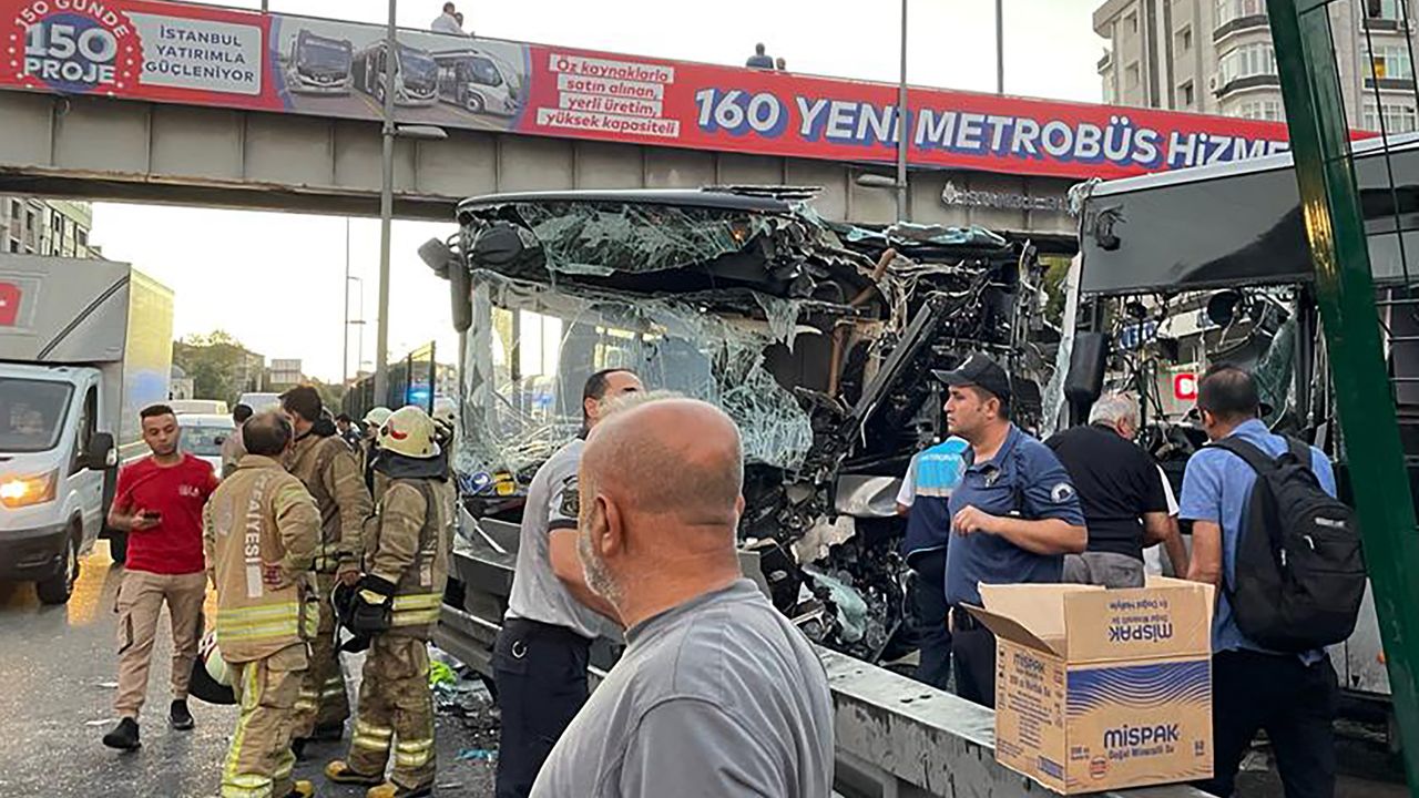 4 metrobüsün çarpıştığı ve 89 kişinin yaralandığı kazaya soruşturma