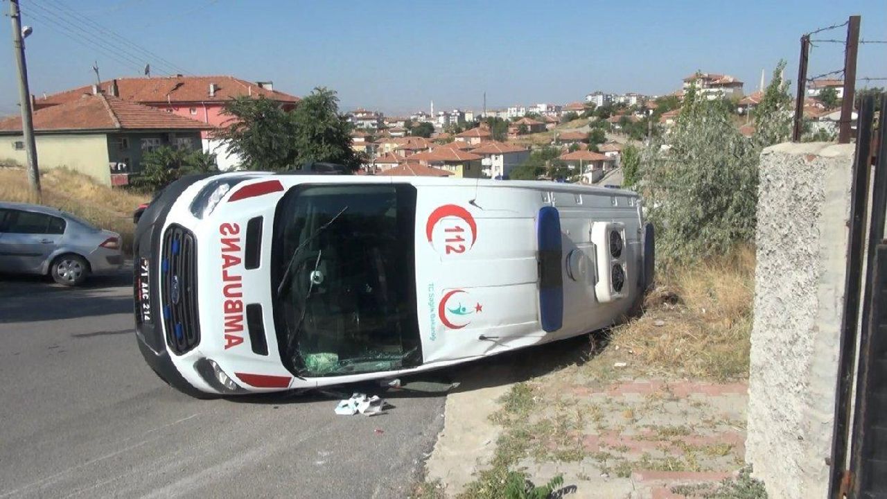 Kırıkkale’de korkunç kaza! Otomobil, ambulansa çarptı: 2’si sağlıkçı 4 yaralı