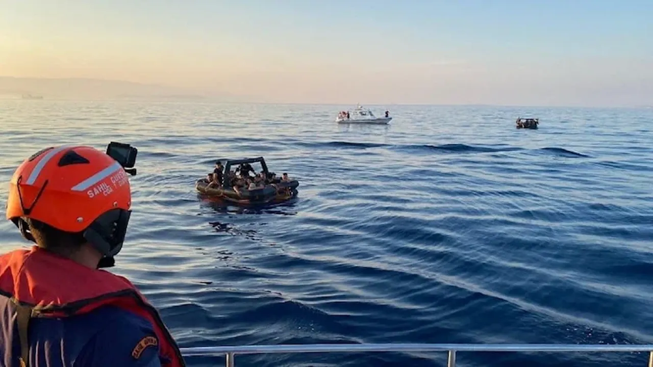 İzmir açıklarında Yunanistan unsurlarınca geri itilen 210 düzensiz göçmen kurtarıldı