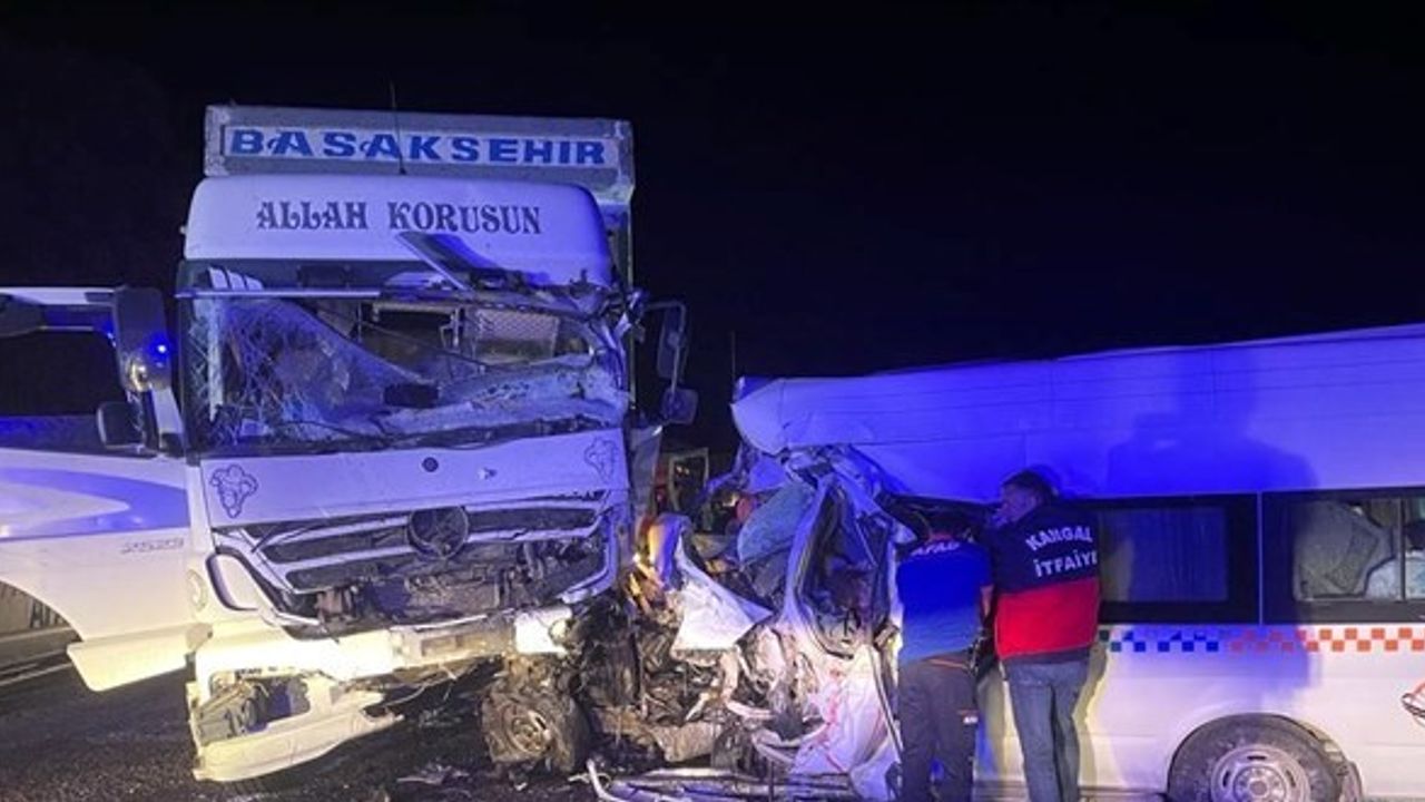 Sivas-Malatya yolunda korkunç kaza! 9 kişi öldü, 8 kişi ise yaralandı