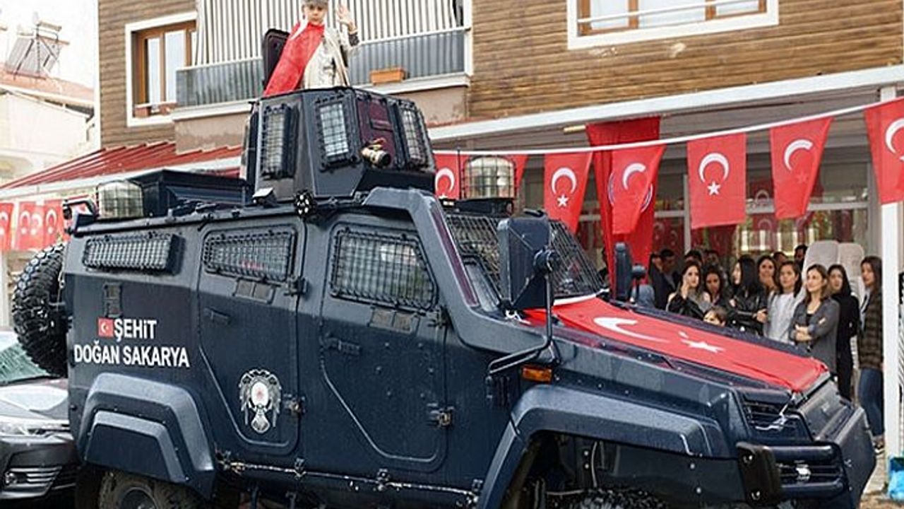 Şehit polisin oğlu sünnet törenine babasının adını verildiği zırhlı araçla geldi!