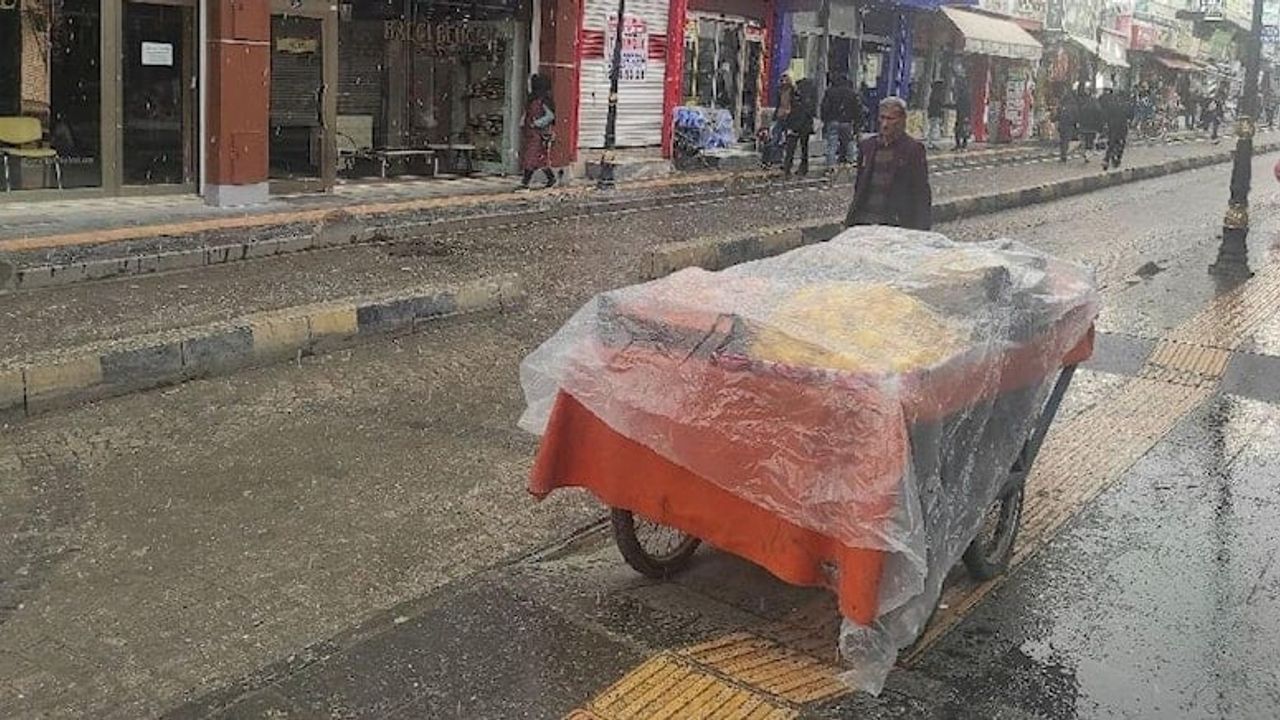 Van'da 15 dakika boyunca süren dolu yağışı şehri etkisi altına aldı
