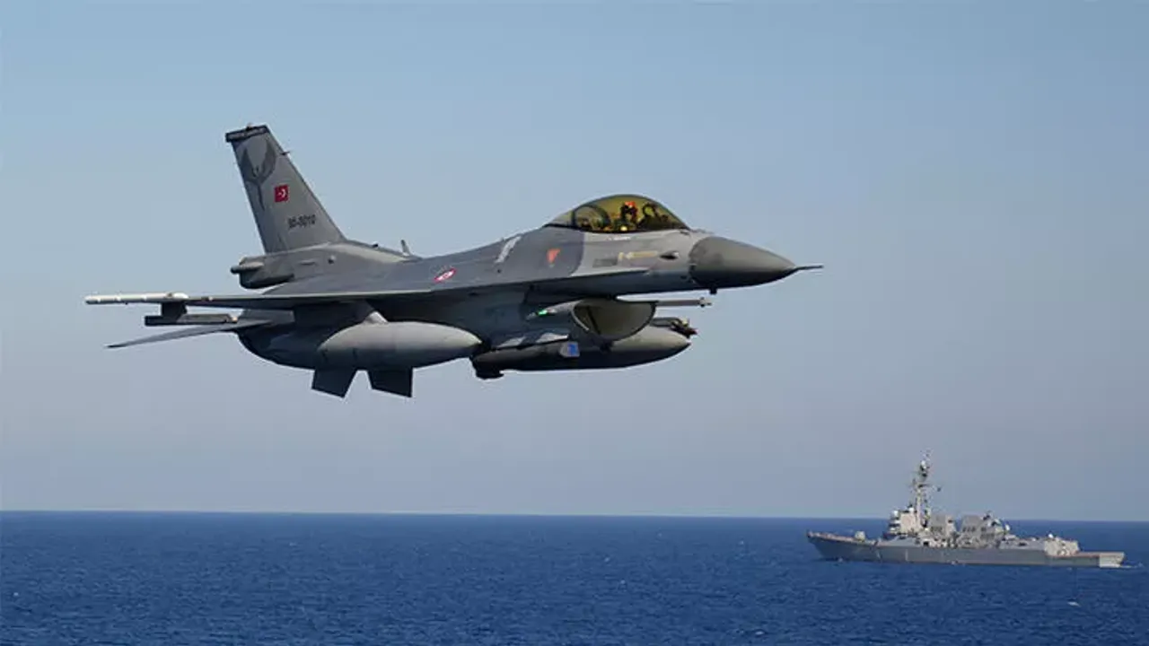 Yunanistan'a ait uçaklar NATO uçuşunu hedef aldı