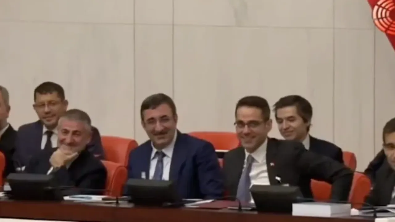Meclis Genel Kurulu'nda Renkli Anlar! Bakan Çavuşoğlu'nun Konuşması Meclis'i Güldürdü